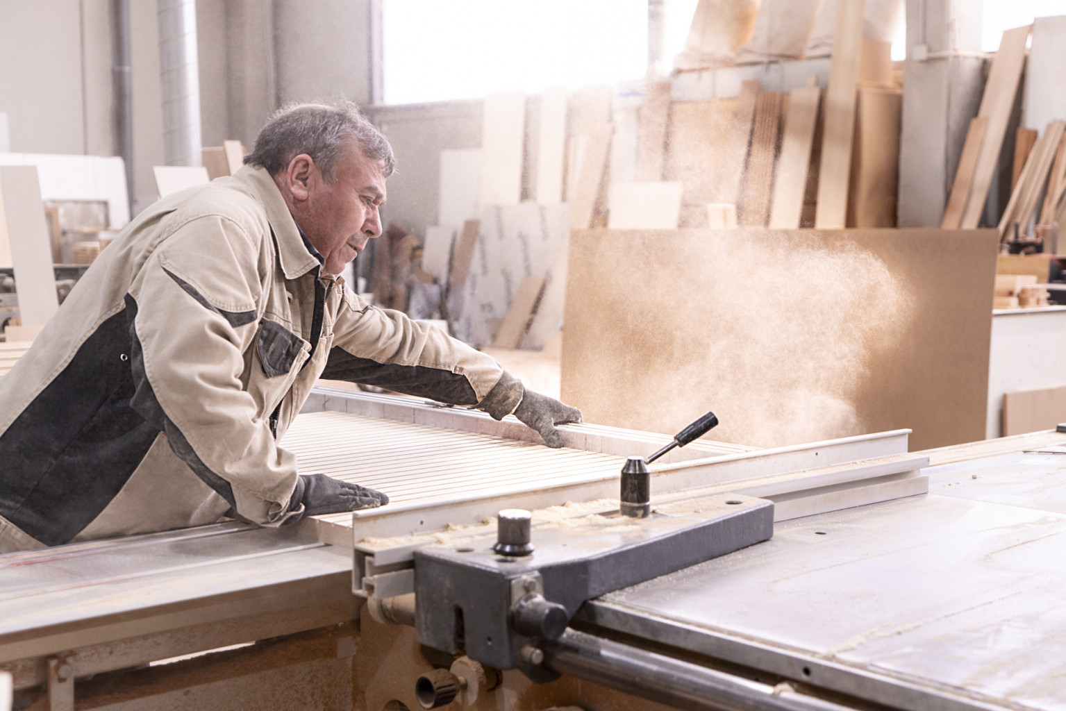 Taller de carpinteria en granada corte de madera con sierra fabrilis estudio carpinteria online