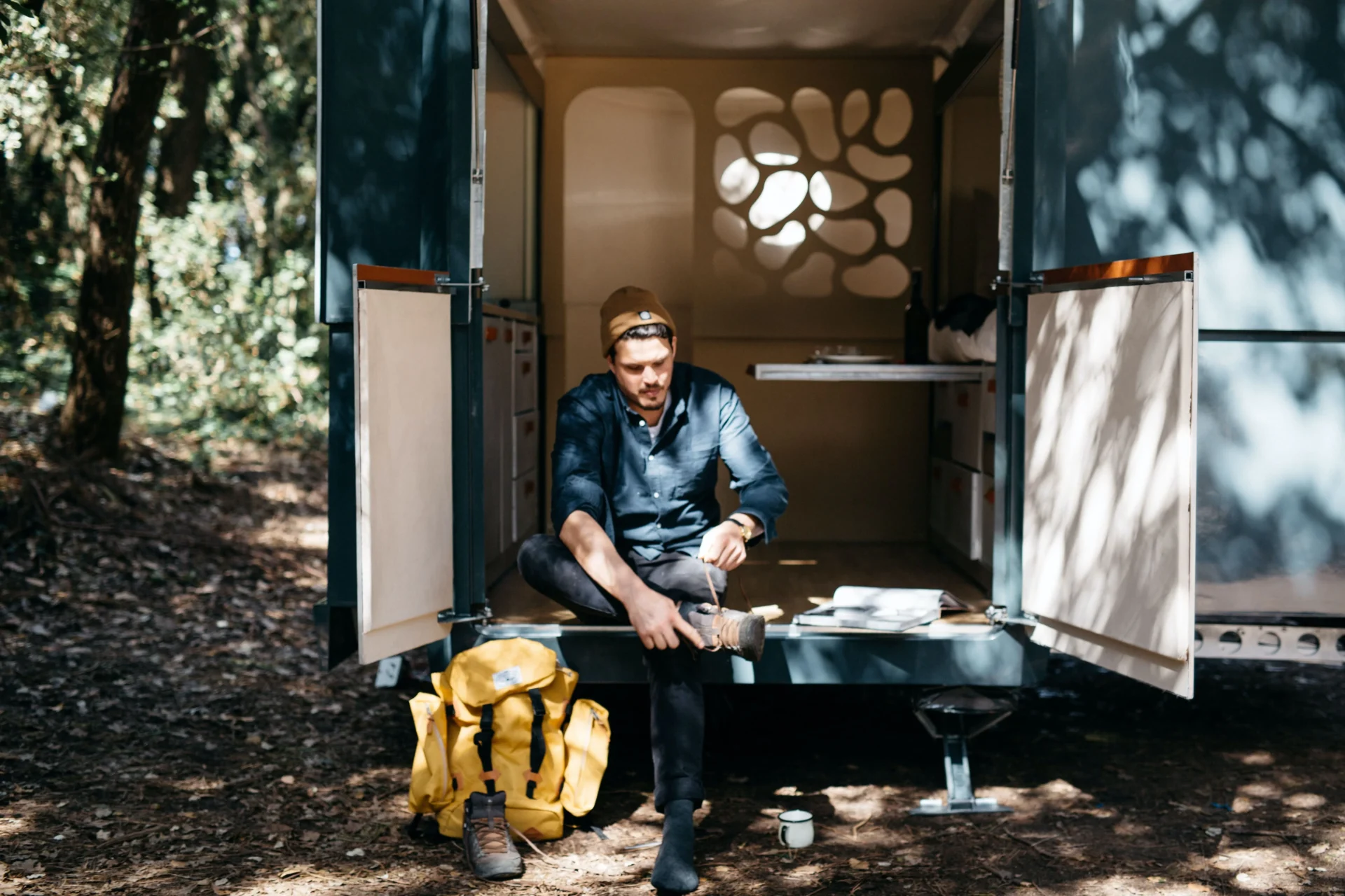 Hombre en furgoneta - 5 muebles imprescindibles para tu camper - fabrilisestudio.es