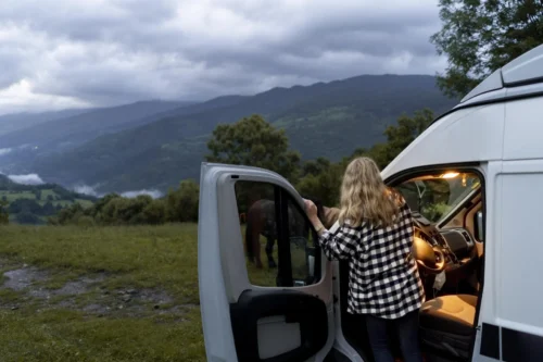 Mujer con furgoneta - 7 consejos para organizar un viaje en tu furgo camper - fabrilisestudio.com